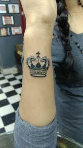 Queen Crown Symbols Tattoo Made On Wrist By Big Guys Tattoo Studio In Mumbai Cst Tattoos Tattoos For Guys Symbolic Tattoos