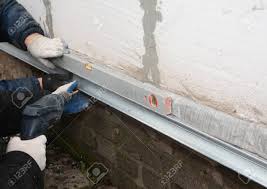 Reparation Et Renovation De Murs De Fondation De Maison Ancienne Avec Installation De Feuilles Metalliques Pour L Etancheite Et La Protection Contre La Pluie Entrepreneurs En Reparation De Fondations Banque D Images Et Photos