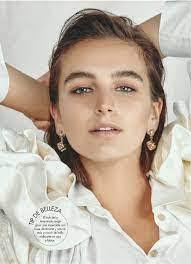 Clara Lyons's Instagram, Twitter & Facebook