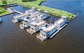 There are indoor 6 parking lots in aalsmeer, which also cater to schiphol airport in the nearby municipality of haarlemmermeer. Hausboot Aalsmeer Niederlande Hnh081 Novasol