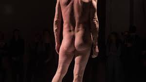 So, zuhause/zu hause and nachhause/nach hause are fixed phrases, meaning at home and towards. Kleidung Brannte Schwimmer Lauft Nackt Nach Hause