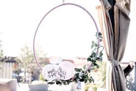 Wähle einen reifen, der dir bis zur brust oder taille reicht, wenn du neben ihm stehst. Diy Hochzeit Deko Marry You