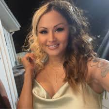 Is there anyone that does piano lessons locally for kids 6 years old, she  had already been having them but it's a bit too far to go now, thank you.