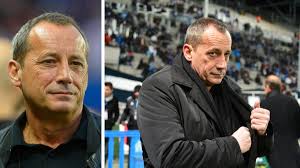 Elle lui doigte l'anus avec son orteil !