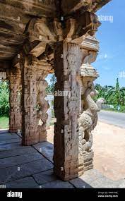 Tallas de Yali, una legendaria criatura de la mitología hindú que es parte  león, parte caballo y parte elefante en la entrada al Templo Chandikeshwara  Fotografía de stock - Alamy