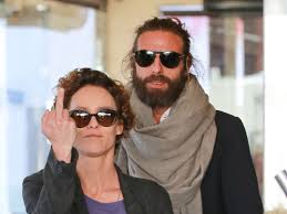 We did not find results for: Johnny Depp Zeigt Vanessa Paradis Ihm Den Stinkefinger Bunte De