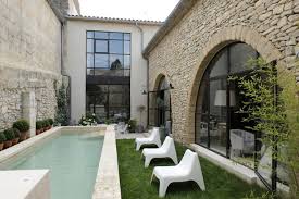 piscine et mur de pierre maisons campagnardes piscine et jardin facade maison