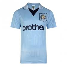 Wer während der fahrt die unterarme auf dem lenker ablegt, wird eventuell ein langarmshirt bevorzugen, da der stoff die haut vor druckstellen und abschürfungen schützt. Manchester City 1996 Trikot Retrofootball