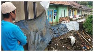 Berapa perbandingan kebutuhan semen, pasir, batu untuk mendapatkan campuran beton pondasi yang memiliki kualitas baik saat ingin mulai membangun sebuah rumah, tentu hal pertama yang dilakukan adalah pembuatan pondasi rumah tersebut. Pondasi Rumah Iwan Ambruk Dihantam Longsor Tribunnews Com Mobile