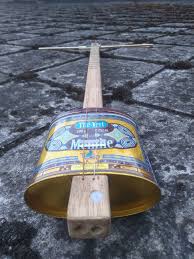 Recyclage bidonville musique orchestre enfants défavorisés pauvreté instruments. Maxime Fabrique Des Instruments De Musique Avec Des Objets Recycles