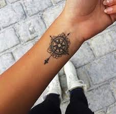 Small Tattoo Ideas And Designs For Women Kompass Tattoo Kompass Tattoo Frau Hufte Tattoo