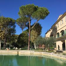 Lunga 49 metri ed ampia 29, questa piazza di epoca rinascimentale è stata costruita esattamente sopra la fonte originale di acqua termale, la stessa di cui usufruivano anche i romani. Entspannung Im Thermal Hotel In Der Toskana