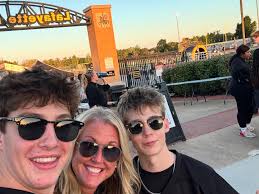 HOCO 25 parade! #connectedlancer @thelancerfeed @rockwoodschooldistrict  @lafayettestuco