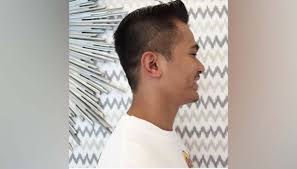 Model potongan rambut jenis slick back merupakan jenis potongan rambut yang juga sangat selanjutnya, ada jenis potongan rambut bernama barbershop. Elly Gunting Rambut Suami