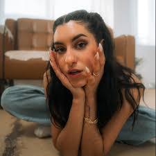 Laura Brizuela's Instagram, Twitter & Facebook