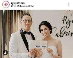 Kini, mantan pacar ariel tatum ini diketahui sudah menikah dengan celine evangelista. Ryuji Utomo Menikah Sudah Yakin Berjodoh Sejak Awal Bertemu Seleb Tempo Co
