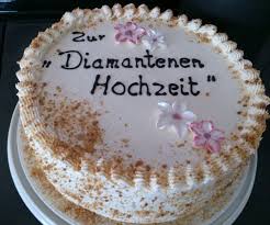 24 cupcakes zum thema hochzeit mit essbaren diamanten und ringen aus fondant, leicht vergoldet. Hochzeitstorte Zur Diamentenen Hochzeit Zuckerkuss