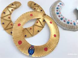 A partir d'une assiette en carton. Fabriquer Le Collier De Cleopatre Un Collier De Pharaon Tres Facile A Faire Explorador