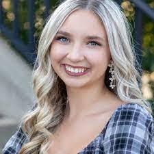 Nadia Decker's Instagram, Twitter & Facebook