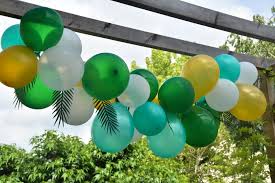 Une fois tous vos ballons sur le fil comme une guirlande, accrochez une extrémité du fil au pied de la structure, puis tournez votre guirlande. Diy Une Arche De Ballons Jungle La Mariee En Colere Blog Mariage Grossesse Voyage De Noces