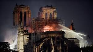 Un incendio de grandes proporciones afectó este lunes a gran parte de la catedral de notre dame de parís, uno de los monumentos más visitados del mundo. Incendie De Notre Dame De Paris Le Coq De La Fleche Retrouve Emmanuel Macron Veut Rebatir L Edifice D Ici Cinq Ans