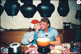 Après la mort de johnny hallyday, la famille du rockeur va maintenant devoir se pencher sur la question de sa succession. Johnny Hallyday Et Sa Femme Laeticia Hallyday A Gstaad En 1996 Purepeople