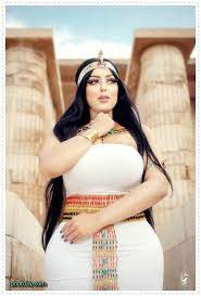 المودل سلمي الشيمي من هي سلمي الشيمي عارضة أزياء مصرية ، أثارت جدلًا واسعًا في المجتمع المصري، بعد نشرها لصور جلسة تصوير لها فى المنطقة الأثرية المفتوحة بسقارة فى محافظة الجيزة، ما تسبب في حالة غضب عارم سيطرت على منصات التواصل. Ø§Ù„Ù…ÙˆØ¯Ù„ Ø³Ù„Ù…Ù‰ Ø§Ù„Ø´ÙŠÙ…ÙŠ ÙÙŠ Ø§Ù„Ø¨ÙˆÙ… ØµÙˆØ± Ù‚Ø±Ø¨ Ù‡Ø±Ù… Ø³Ù‚Ø§Ø±Ø©