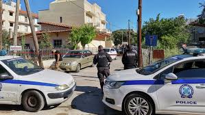 Τρεις δράστες βρίσκονται σύμφωνα με την αστυνομία πίσω από το φρικτό έγκλημα που διαπράχθηκε στις τέσσερις και μισή τα ξημερώματα στα γλυκά νερά. F6do2jiqyt9p6m