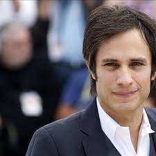 El BID recurre al cine y a Gael Garcia Bernal para frenar el abandono  escolar
