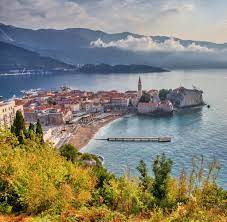 It is located on the adriatic sea and is a part of the balkans, sharing borders with serbia to the northeast, bosnia and herzegovina to the north and west, kosovo to the east. Montenegro Zwischen Jetset Schick Und Balkan Charme Welt