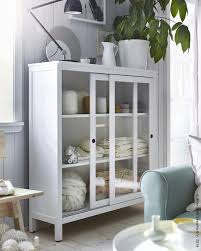 17k Likes 90 Comments Ikea Deutschland Ikeadeutschland On Instagram Wer Strickt Schon Fur Den Win Vitrine Weiss Glasschrankturen Aufbewahrung Wohnzimmer