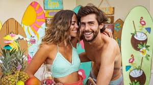 Álvaro soler y sofía ellar derrochan complicidad en las redes sociales en una actuación conjunta, algo que ha llevado a pensar que entre ambos artistas por otro lado, sofía ellar se dio a conocer gracias a su canal de youtube donde ya acumula más de 125.000 seguidores y muchísimos más likes. Alvaro Soler Quieres La Tarde De Troleo De Sofia Ellar Que Acaba Con Ella Hincando La Rodilla