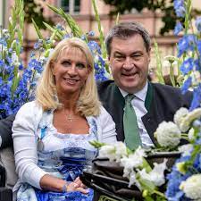 Ein bein angewinkelt auf eine bank gestellt lächelt er. Markus Soder Frau Kinder Privatleben Das Verrat Der Ministerprasident Und Csu Chef Politik