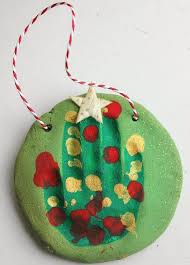 Weihnachtsdeko selber basteln mit pfeifenputzer 35. Basteln Mit Kindern Unter 3 Jahren Salzteig Handabdruck Bemalen Vorschule Weihnachten Salzteig Weihnachten Weihnachtsbaumornamente