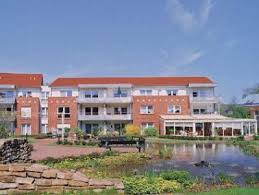 Im erdgeschoss findet sich ein badezimmer mit badewanne, arbeitszimmer, küche mit durchgang zum hwr + garage und das großzügige wohnzimmer m Hansa Seniorenwohnstift Papenburg Haus Friederike In Papenburg Auf Wohnen Im Alter De