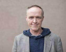 Met de collega's van mediapartner volzin bespreekt stef bos een gedicht van rob chrispijn. We Zijn Veel Kwetsbaarder Dan We Denken Volzin