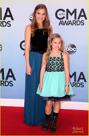 Taylor Swift Sings with Lennon & Maisy Stella at CMA Awards 2013