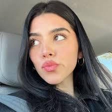 Parker Posey smiling in the fact that her daughter needs organic food and  air conditioning 😭😭😭The White Lotus