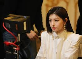 Everglow Yiren Bon Bon Chocolat Behind The Scenes Kpop Girls Girl Beauty