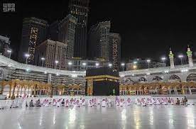 كيف طبق الحرم المكي تباعد المصلين احترازي ا في صلاة التراويح صور المصري اليوم