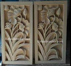 Ciri utamanya adalah menggunakan motif flora dan tidak menggunakan motif fauna berbeda dari motif ukiran toraja. Contoh Ukiran Kayu Motif Flora Goreng