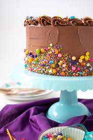 classic yellow cake with fudgy chocolate frosting cake chocolate classic frosting fud gelber kuchen kuchen ideen schokoladen geburtstagskuchen