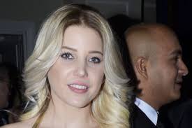 Szabó zsófi üzent a „károgó nagymamáknak, akiknél rosszindulatúbbat nem hordott a hátán az insta. Eszvesztoen Dogos Fotokon Szabo Zsofi Igy Hempereg Az Agyban Hazai Sztar Femina