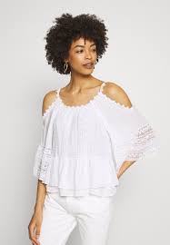 All customers and staff must continue to wear masks and maintain 2 metres social distancing at all times while in the premises. Guess Olimpia Top Bluse Blanc Pur Weiss Zalando De
