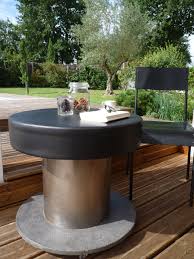 bobine servant de table d appoint socle recouvert de beton cire monte sur roulettes mebel dveri garderobnoj tumbochka