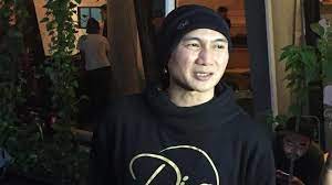Musisi yang ditangkap polisi tersebut ialah mantan vokalis drive anji. Polisi Benarkan Musisi Yang Tertangkap Narkoba Adalah Anji