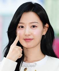 Who]# Actor Kim Ji-won (31)[When]# 2024.4.27[Where]# The end of the drama  "Queen of Tears" in Yeoui..