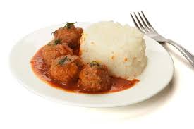 Di seguito vi proponiamo la ricetta per realizzare delle sfiziose polpette di riso e carne cotte in forno, perfette come secondo piatto da servire con un contorno di. Polpette Al Sugo Con Riso In Bianco Saporie