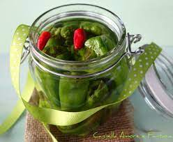 Fate bollire una pentola con 50 cl d'acqua, l'aceto, i pomodori, la cipolla, il sale e il pepe. Friarelli Sott Aceto