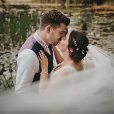 Romantische Sommerhochzeit Auf Schloss Boitzenburg In Brandenburg Die Ganze Hochzeit Ist Auf Meinem Blog Zu Sehen In 2020 Hochzeit Schleier Braut Hochzeitsfotografie